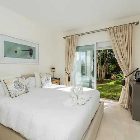 Charming 2-bedroom Lagoon Apartmán Estepona