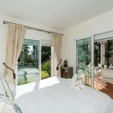 Charming 2-bedroom Lagoon Apartmán Estepona
